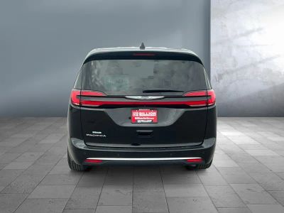 2024 Chrysler Pacifica — detail view
