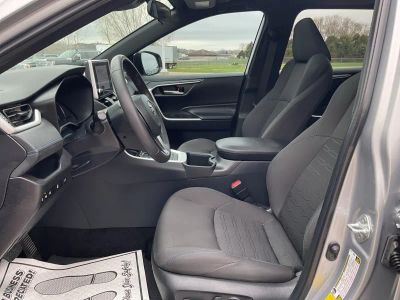 2025 Toyota RAV4 — photo 9 view