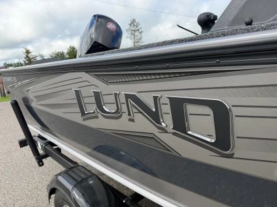 2026 Lund 1875 IMPACT XS — engine compartment view