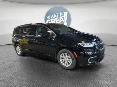 2026 Chrysler Pacifica Select in Diamond Black Crystal Pearl-Coat Exterior Paint — front three-quarter view