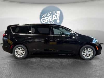 2026 Chrysler Pacifica — side profile view