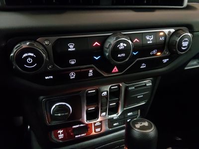 2024 Jeep Wrangler — photo 18 view
