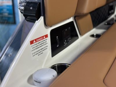 2025 Chaparral 2870 SSX - Photo 12