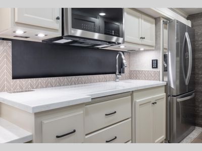 2027 Tiffin Motorhomes Open Road Allegro — interior view