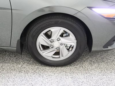 2025 Hyundai Elantra FWD - Photo 5