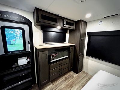 2026 Venture RV SportTrek Touring Edition - Photo 18