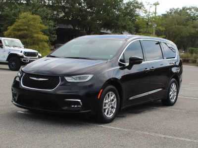 2025 Chrysler Pacifica — detail view