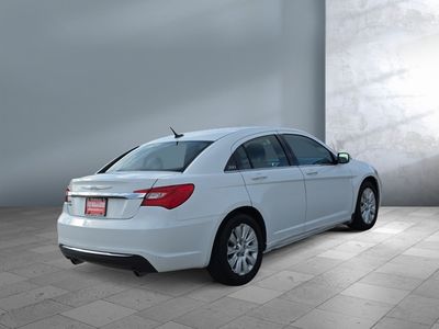 2013 Chrysler 200 - Photo 4