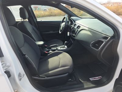 2013 Chrysler 200 - Photo 9