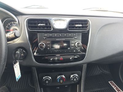 2013 Chrysler 200 - Photo 8