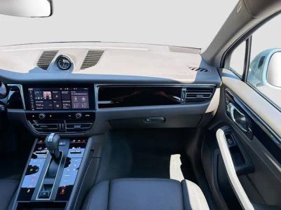 2026 Porsche Macan — photo 18 view