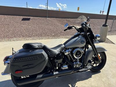 2025 Harley-Davidson FLHC - Heritage Classic — detail view