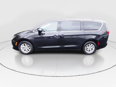 2023 Chrysler Voyager - Photo 4