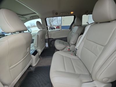 2017 Toyota Sienna — photo 18 view