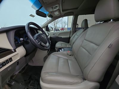 2017 Toyota Sienna — photo 9 view
