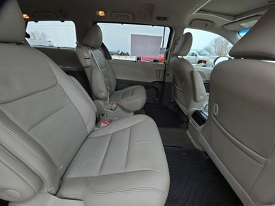 2017 Toyota Sienna — photo 14 view