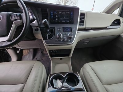 2017 Toyota Sienna — photo 13 view