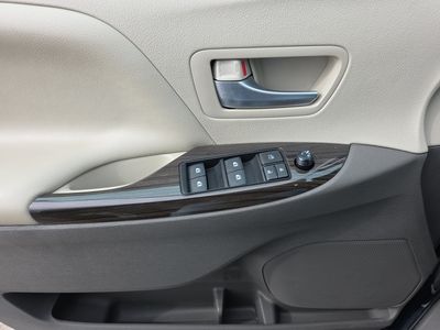 2017 Toyota Sienna — photo 20 view