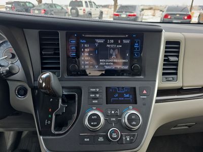 2017 Toyota Sienna — photo 11 view