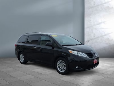 2017 Toyota Sienna — photo 8 view
