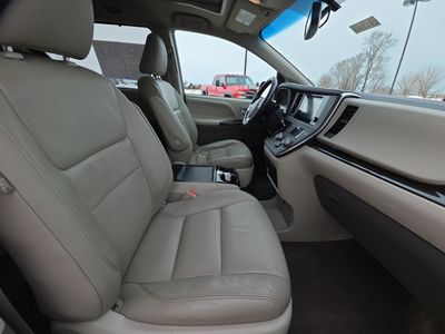 2017 Toyota Sienna — photo 15 view