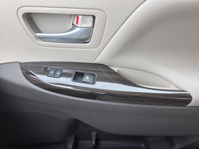 2017 Toyota Sienna — photo 21 view