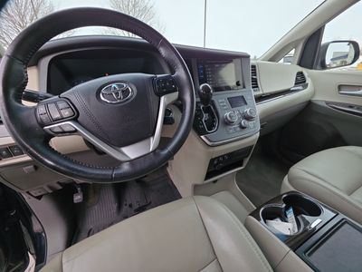 2017 Toyota Sienna — photo 12 view