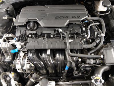 2025 Hyundai Elantra — photo 9 view