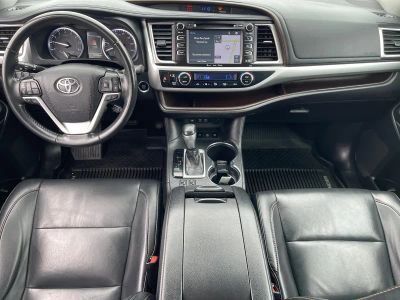 2019 Toyota Highlander — photo 8 view