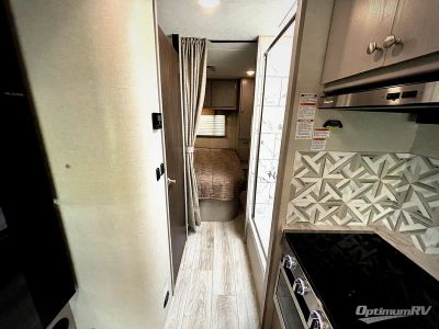 2025 Coachmen Freelander — photo 17 view