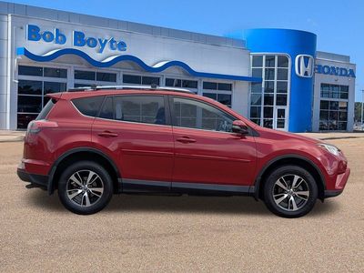 2017 Toyota RAV4 - Photo 2