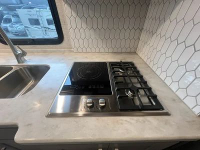2023 Thor Motor Coach PASADENA — photo 10 view