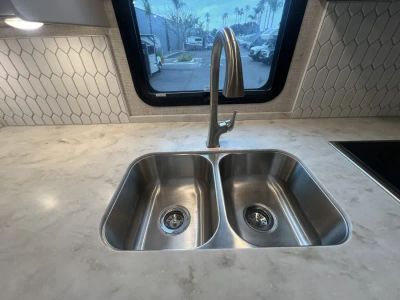 2023 Thor Motor Coach PASADENA — photo 9 view