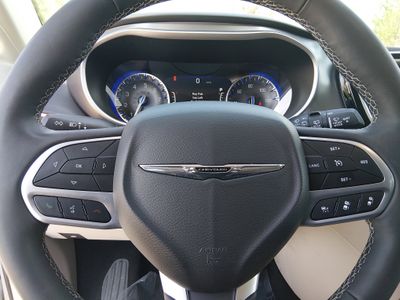 2024 Chrysler Pacifica — photo 13 view
