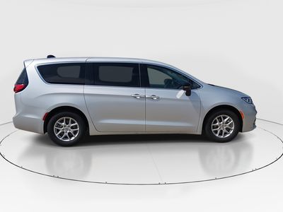 2024 Chrysler Pacifica — photo 8 view
