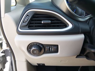 2024 Chrysler Pacifica — photo 12 view