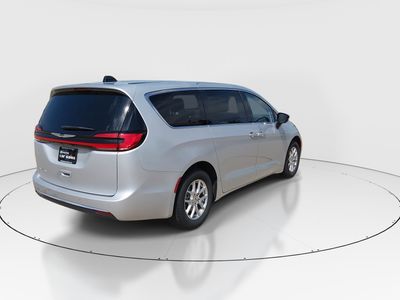 2024 Chrysler Pacifica — photo 7 view