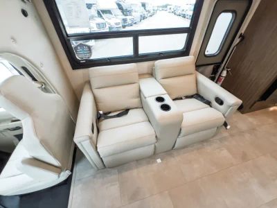 2027 Thor Motor Coach QUANTUM — photo 10 view