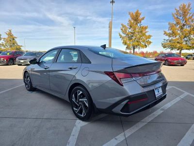 2025 Hyundai Elantra - Photo 3