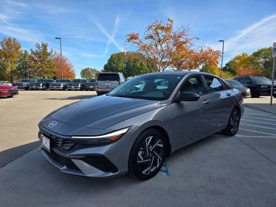 2025 Hyundai Elantra - Photo 2