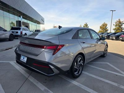 2025 Hyundai Elantra - Photo 4