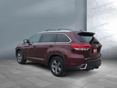 2017 Toyota Highlander - Photo 4