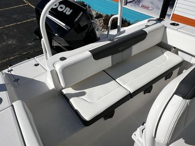 2024 Robalo R202 Explorer - Photo 11