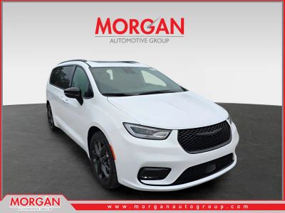 2026 Chrysler Pacifica Limited in Bright White Clearcoat — front three-quarter view