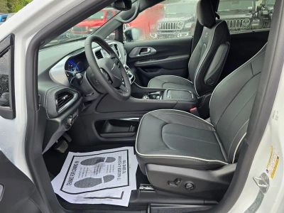 2026 Chrysler Pacifica — photo 16 view
