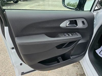 2026 Chrysler Pacifica — photo 13 view