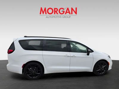 2026 Chrysler Pacifica — photo 7 view