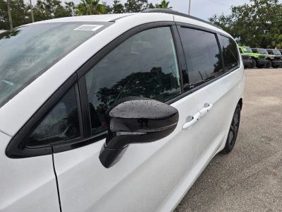 2026 Chrysler Pacifica — photo 10 view
