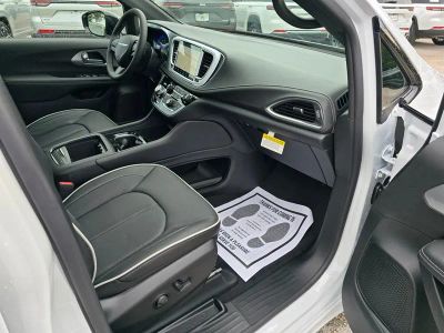 2026 Chrysler Pacifica — photo 32 view