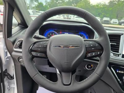2026 Chrysler Pacifica — photo 18 view